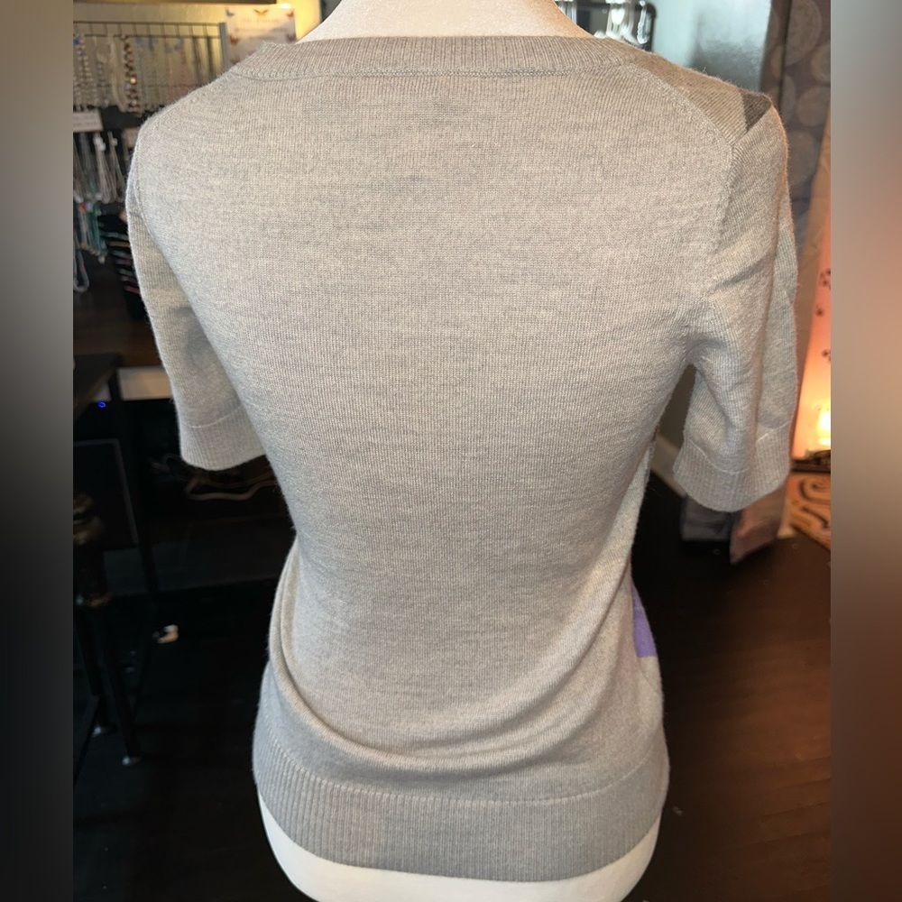 Banana Republic (XS) Grey Short Sleeve Sweater with Purple Pattern - Picture 4 of 5